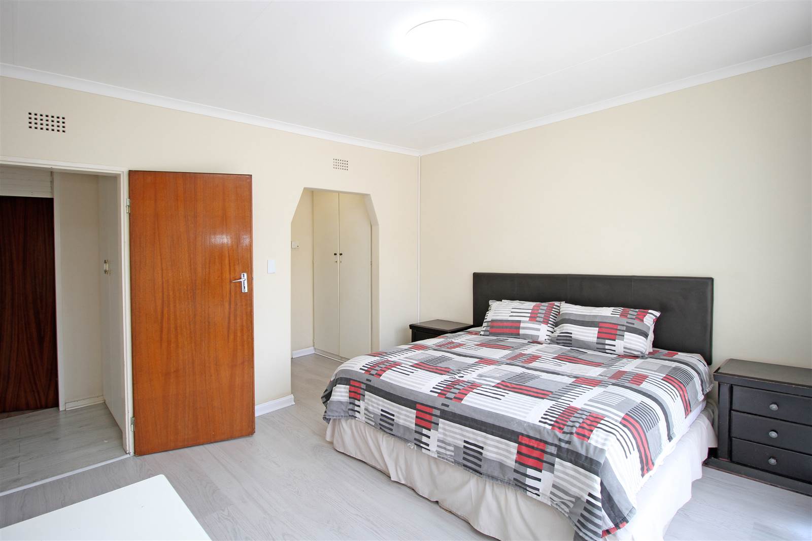 3 Bed Townhouse in Corlett Gardens photo number 11