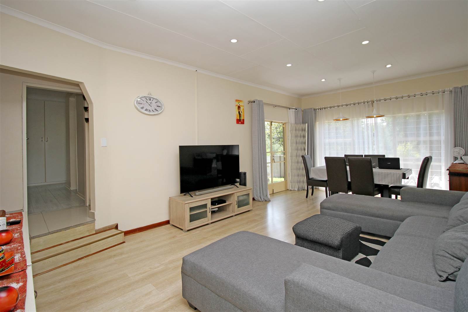3 Bed Townhouse in Corlett Gardens photo number 4