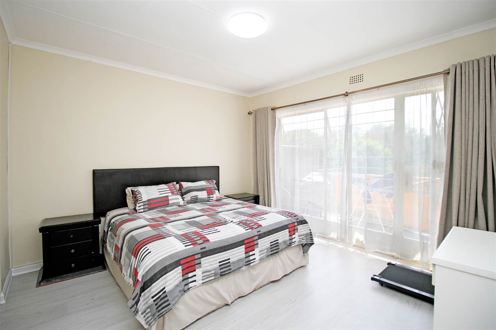 3 Bed Townhouse in Corlett Gardens photo number 10