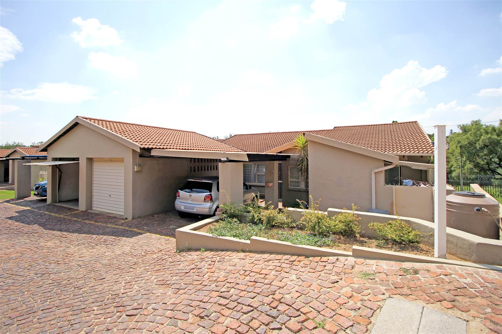 3 Bed Townhouse in Corlett Gardens photo number 27