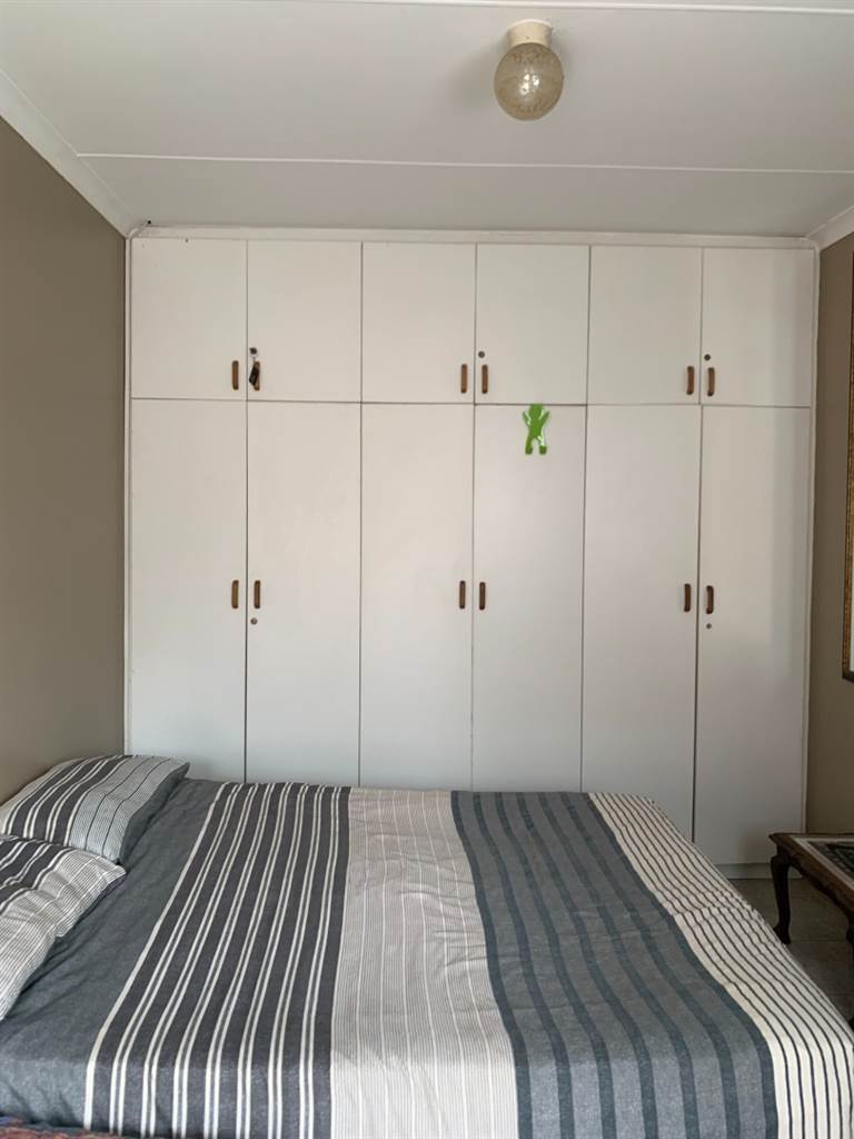 1 Bed Apartment in Beacon Bay photo number 4