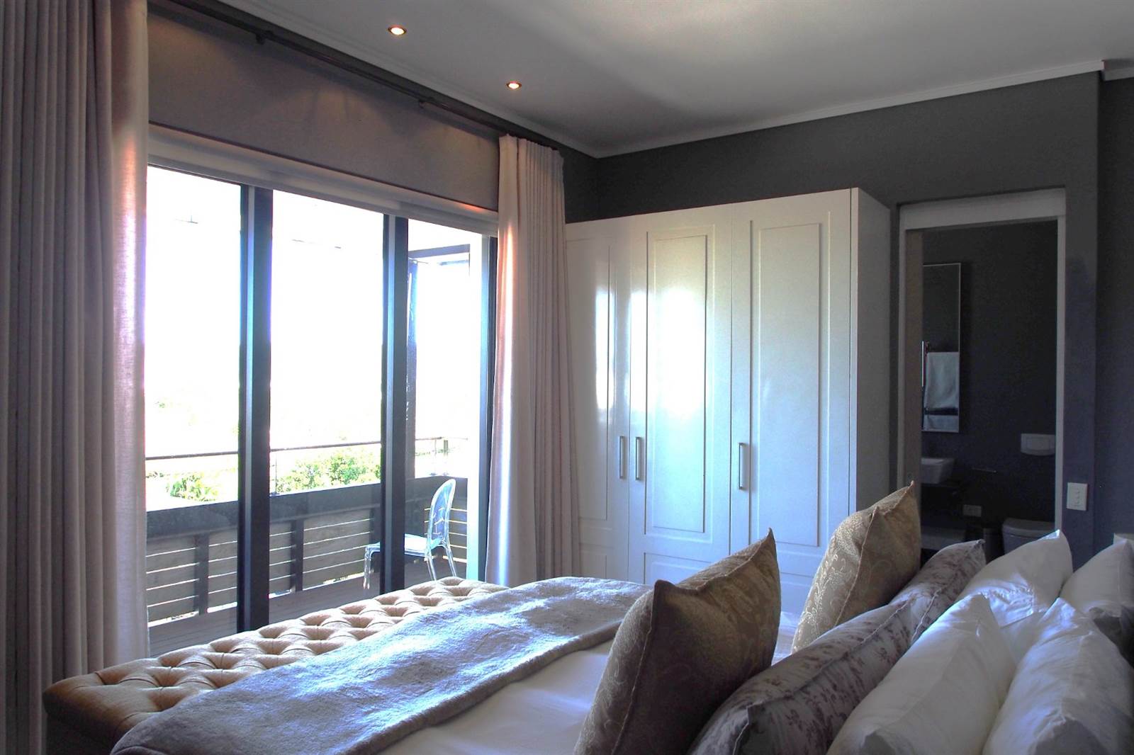 1 Bed Apartment in Knysna Central photo number 3