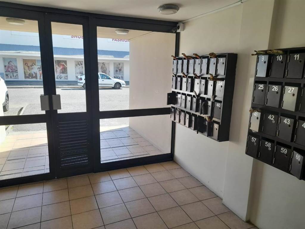 2 Bed Flat in Gansbaai and surrounds photo number 2