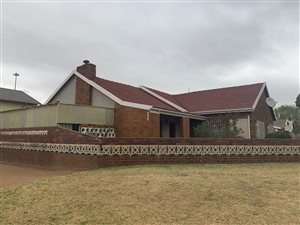 6 Bed House in Reiger Park