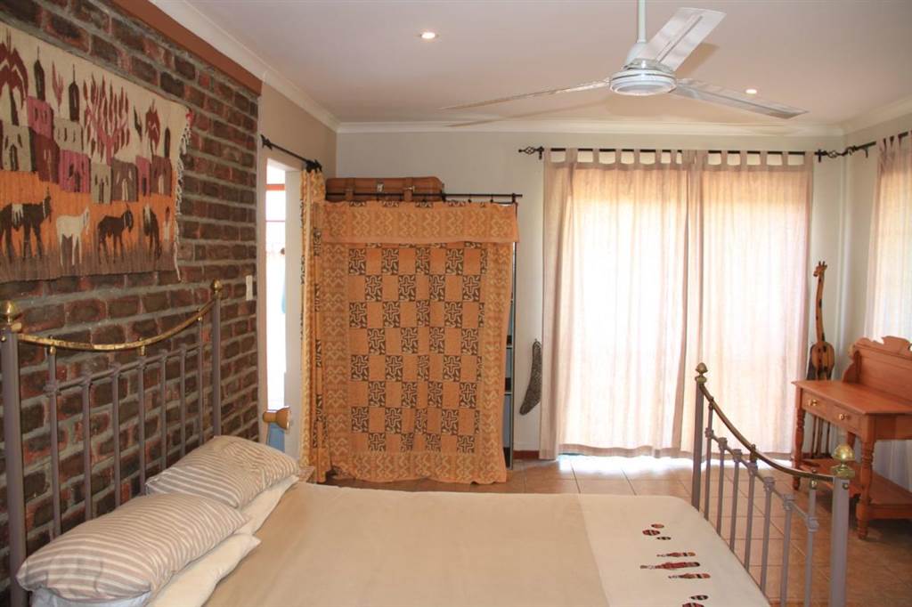4 Bed House in Villiersdorp photo number 11