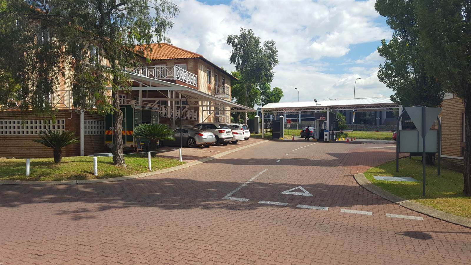 275  m² Commercial space in Craighall photo number 18