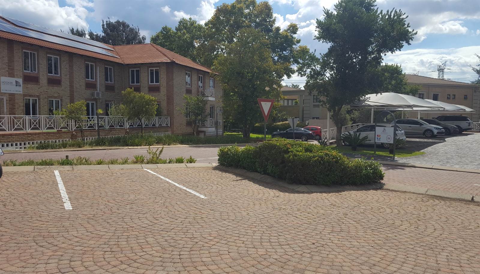 275  m² Commercial space in Craighall photo number 14