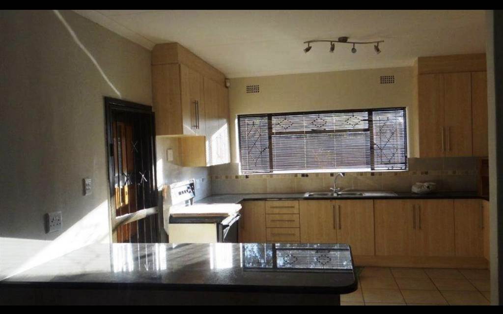 6 Bed House in Edenvale photo number 2