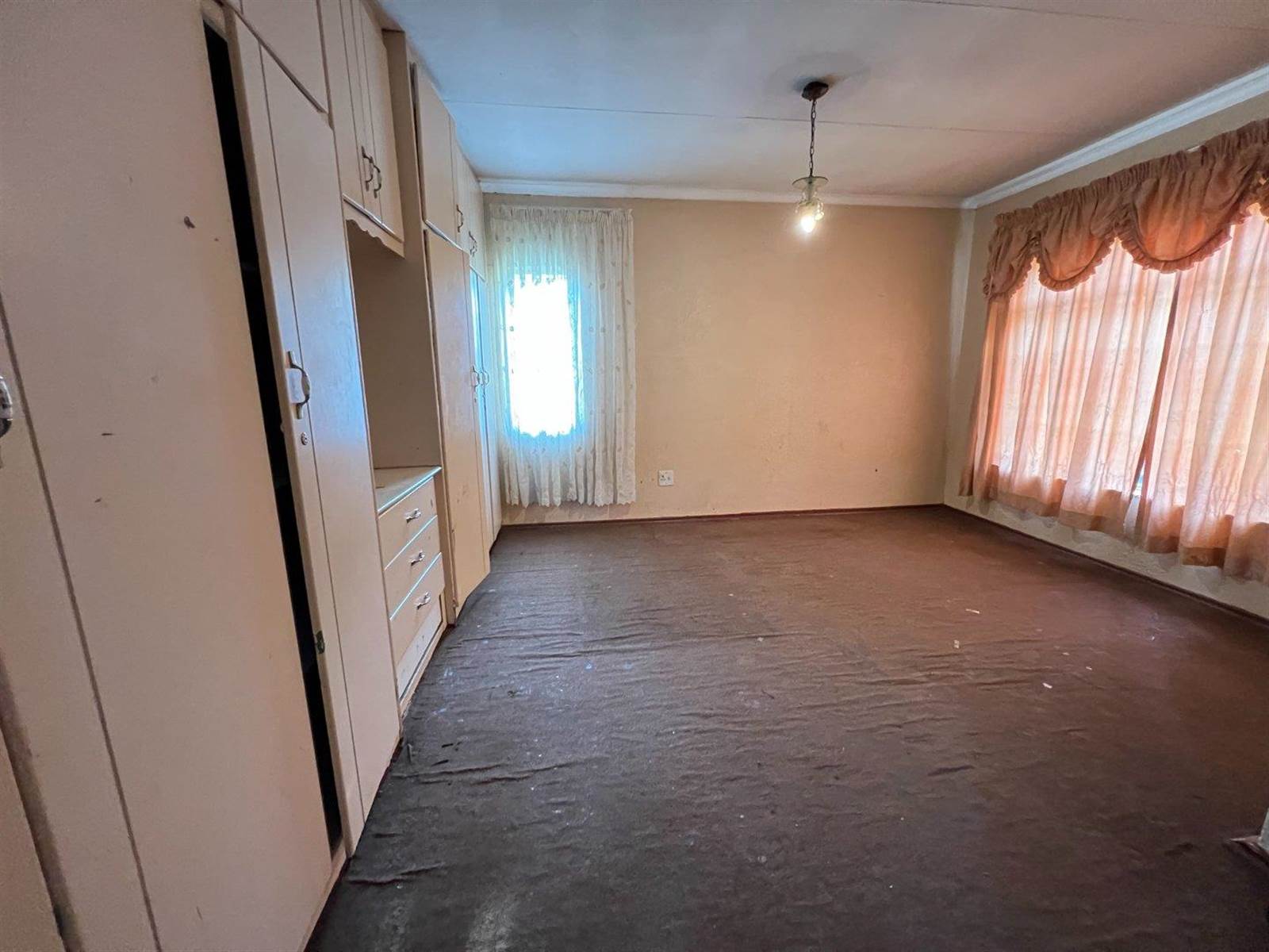 5 Bed House in Lenasia South photo number 16