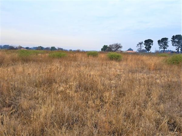 1815 m² Land available in Kookrus
