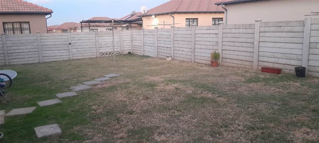 2 Bed House in Waterval East photo number 15