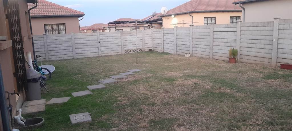 2 Bed House in Waterval East photo number 16