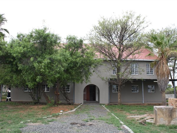 320  m² Commercial space in Waterval East