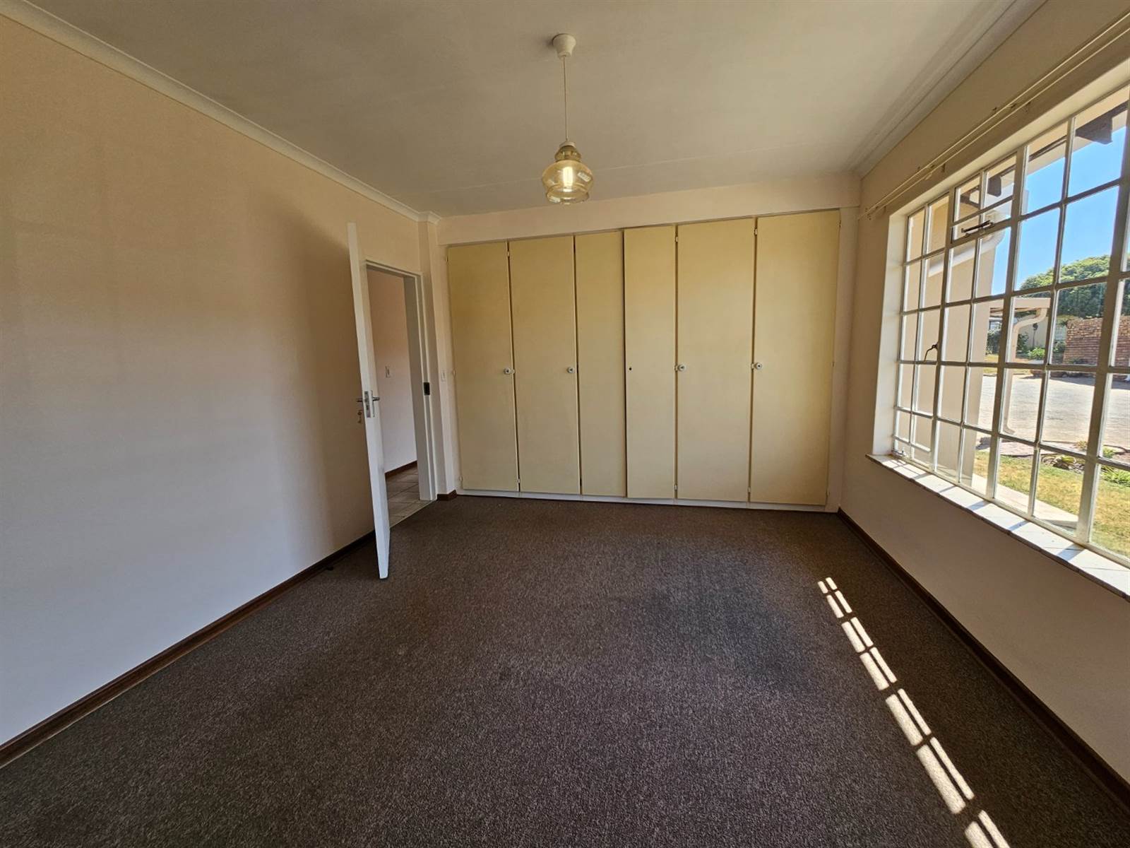 2 Bed Townhouse in Randpoort photo number 11