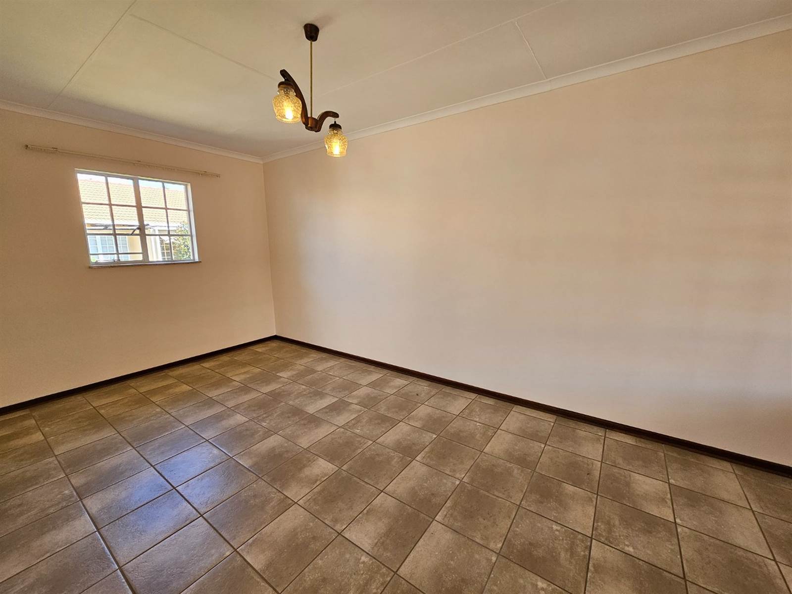 2 Bed Townhouse in Randpoort photo number 3
