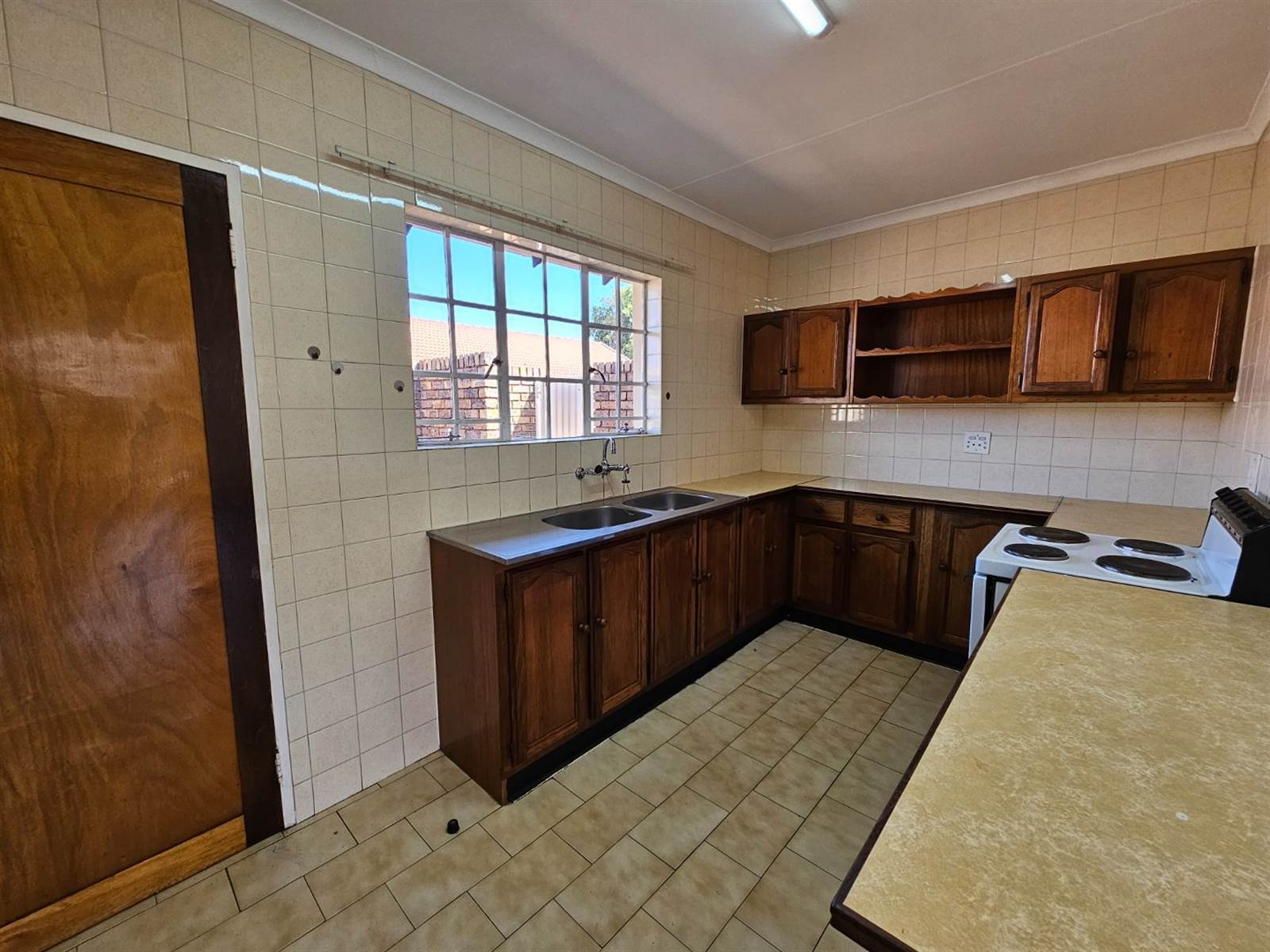 2 Bed Townhouse in Randpoort photo number 8