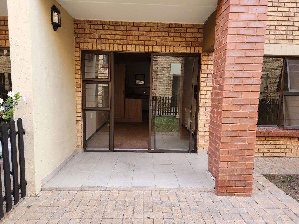 1 Bed Apartment in Olivedale photo number 2