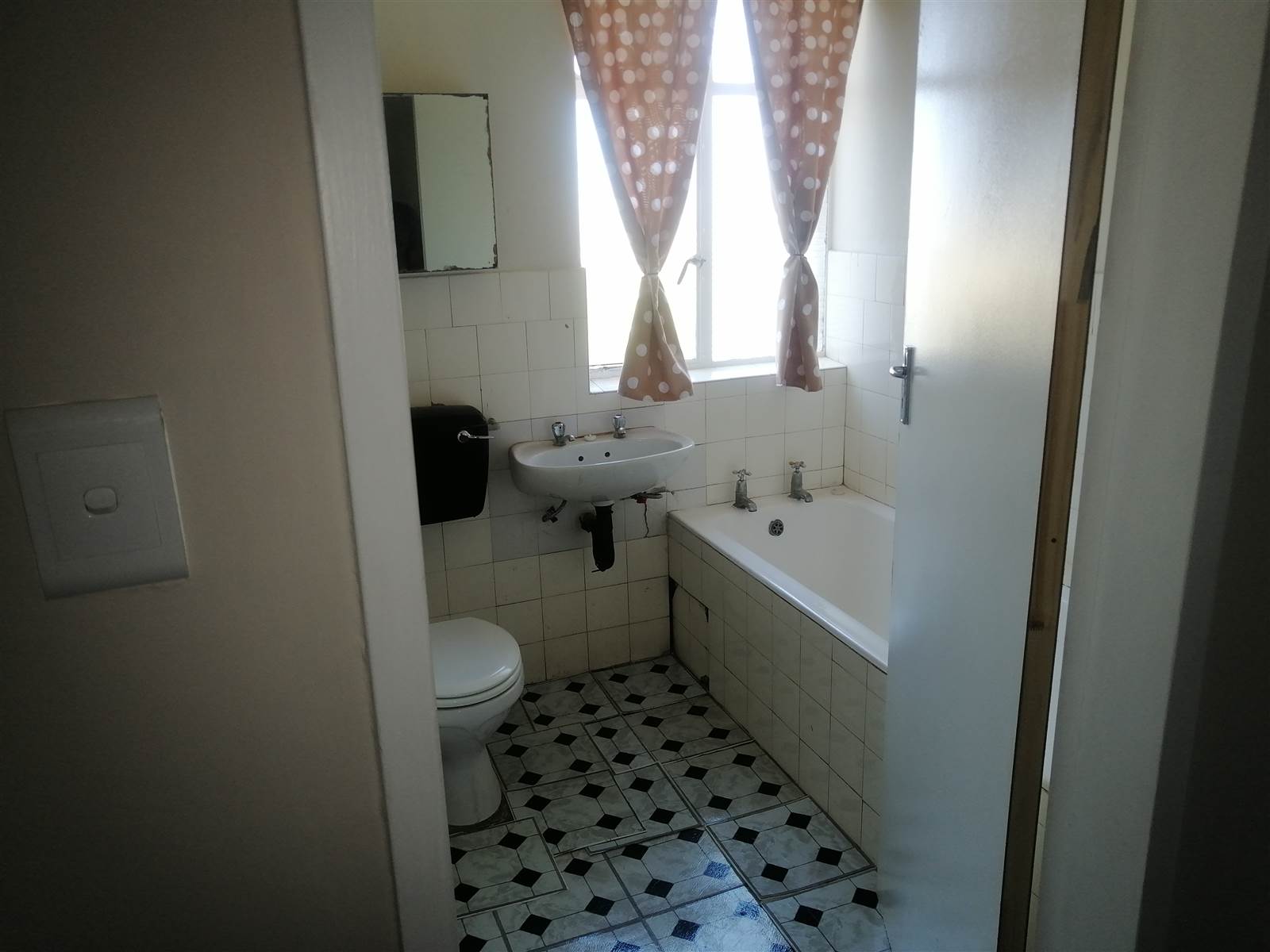 1 Bed Apartment in Port Elizabeth Central photo number 18