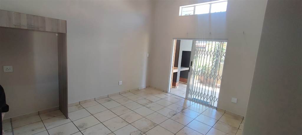 3 Bed House in Waterval East photo number 10