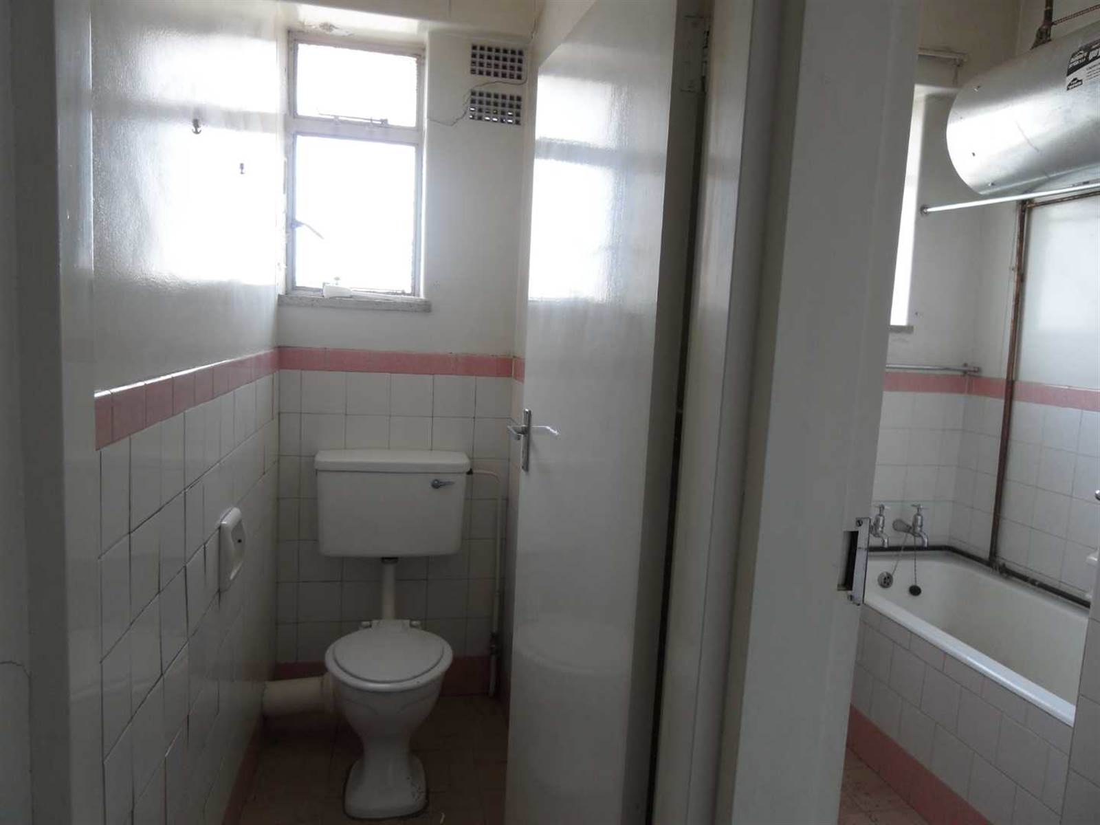 2 Bed Apartment in Yeoville photo number 13