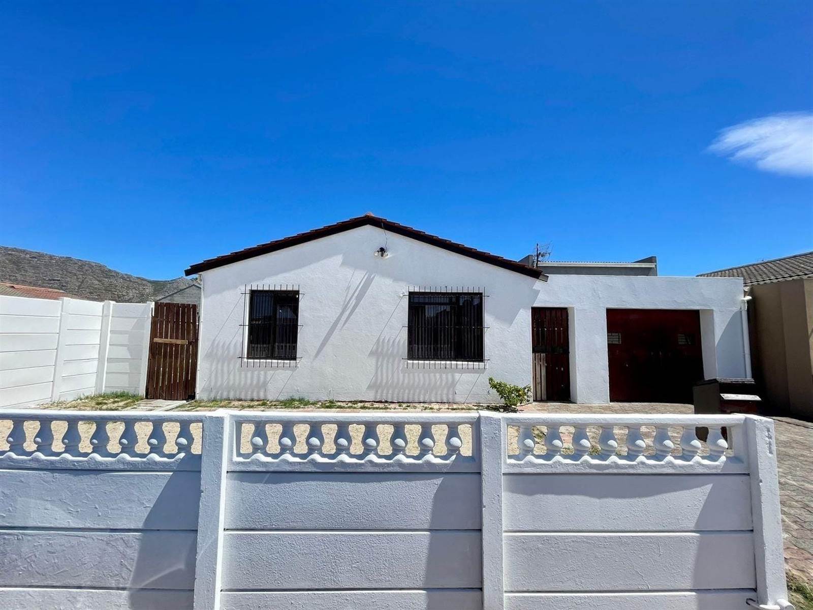 3 Bed House in Muizenberg photo number 1