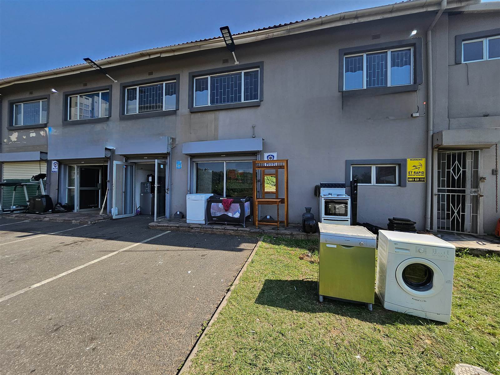 100  m² Commercial space in Amanzimtoti photo number 1