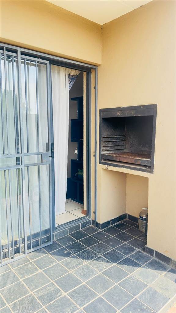 2 Bed Townhouse in Bloubosrand photo number 16