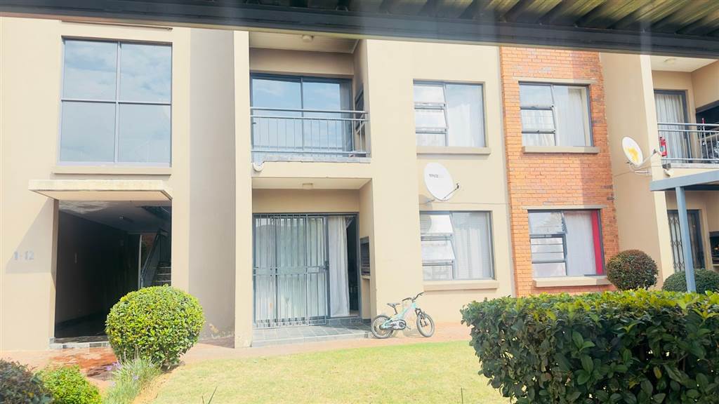 2 Bed Townhouse in Bloubosrand photo number 17