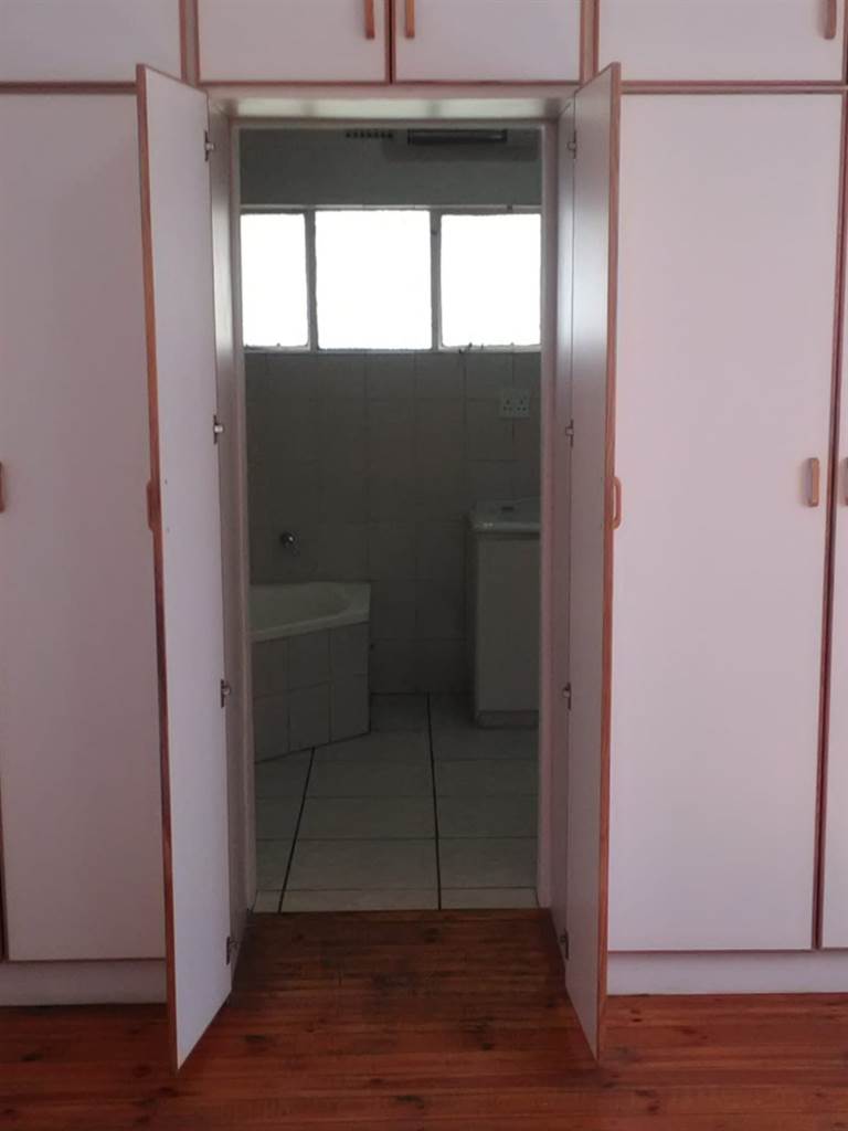 3 Bed House in Beaufort West photo number 15