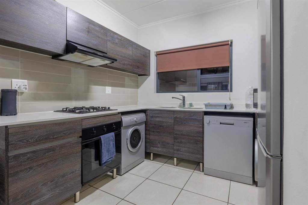 2 Bed Apartment in Modderfontein photo number 10