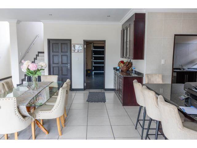 4 Bed Apartment in Bushwillow Park Estate photo number 3