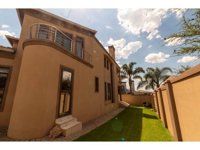4 Bed Apartment in Bushwillow Park Estate photo number 17