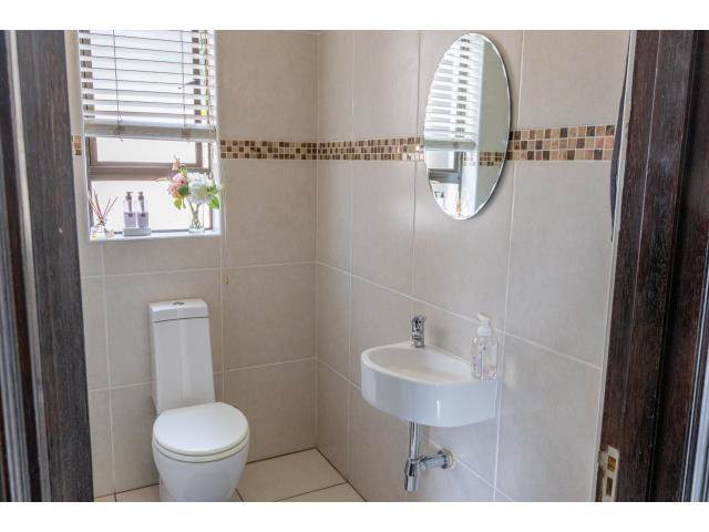 4 Bed Apartment in Bushwillow Park Estate photo number 8