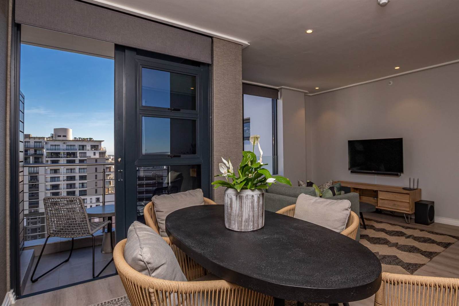 1 Bed Apartment in Cape Town City Centre photo number 3