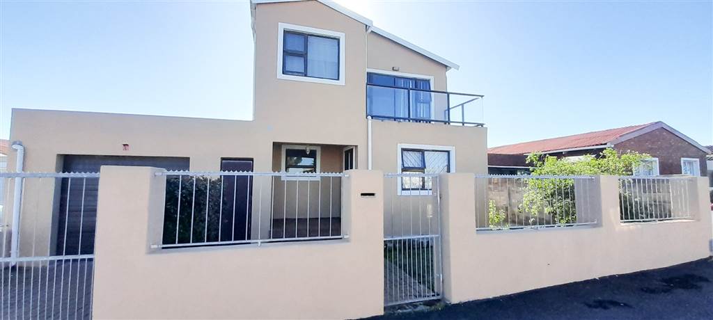 6 Bed House in Elsies River photo number 1