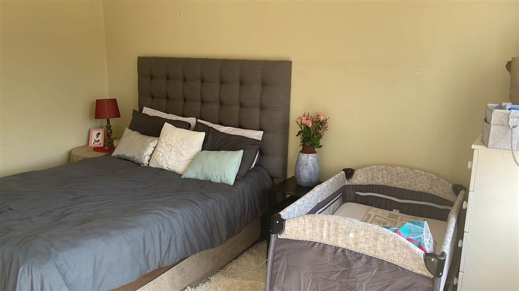 4 Bed Duplex in Garsfontein photo number 9