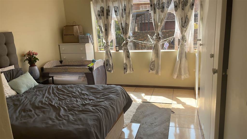 4 Bed Duplex in Garsfontein photo number 10
