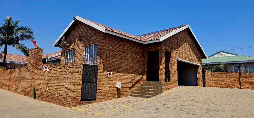 3 Bed Townhouse in Cullinan photo number 1