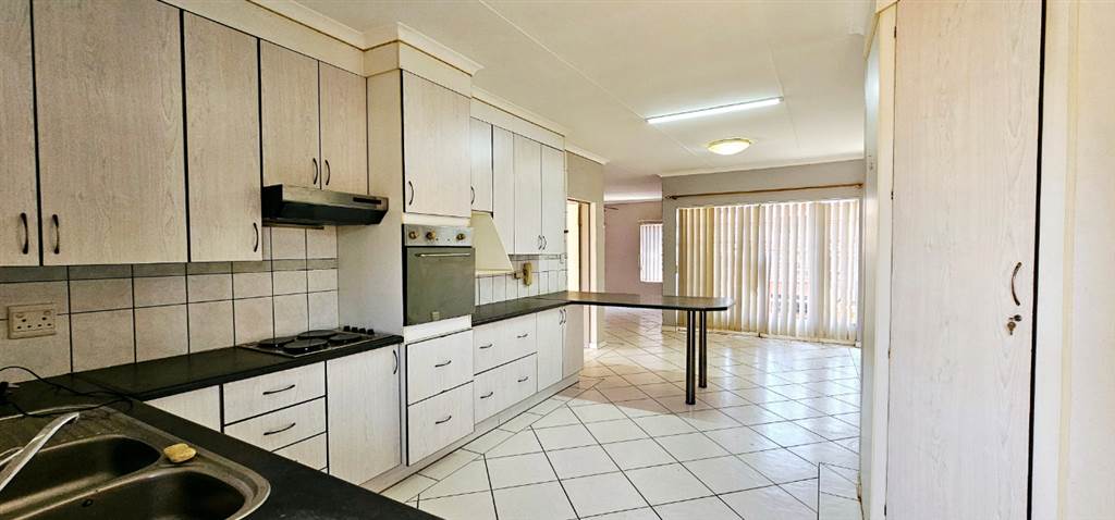 3 Bed Townhouse in Cullinan photo number 8