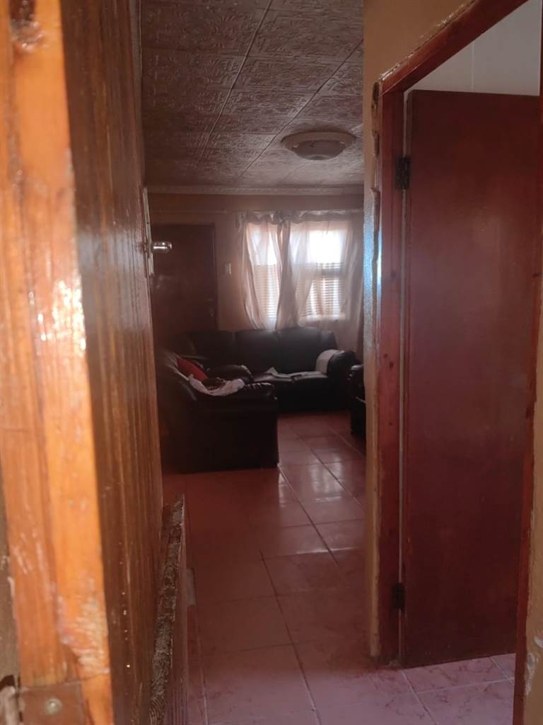2 Bed House in Kwa Nobuhle photo number 3