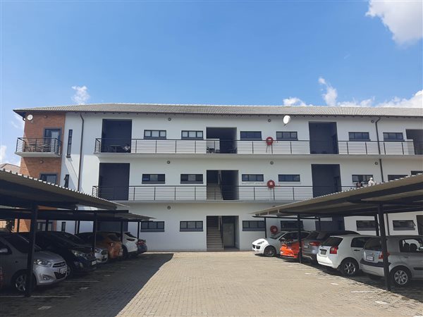 82  m² Commercial space in Silver Lakes