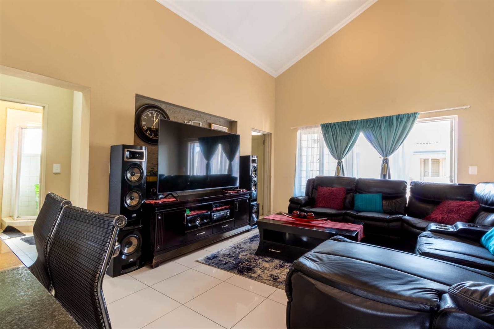 2 Bed Apartment in Parktown North photo number 5