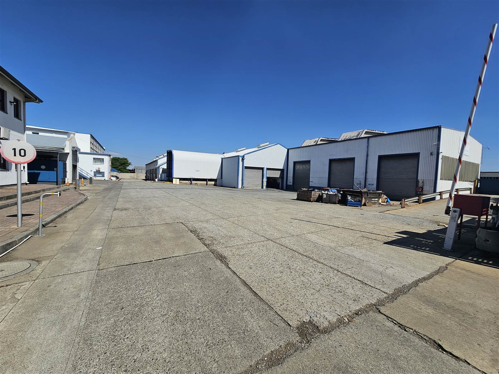 3200  m² Industrial space in Comet photo number 1