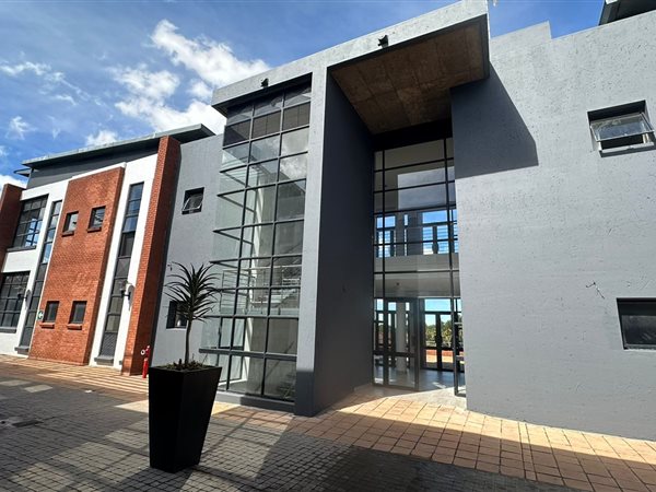 128  m² Commercial space in Highveld