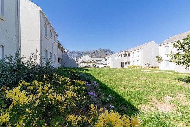 2 Bed Apartment in Paarl Central East photo number 4