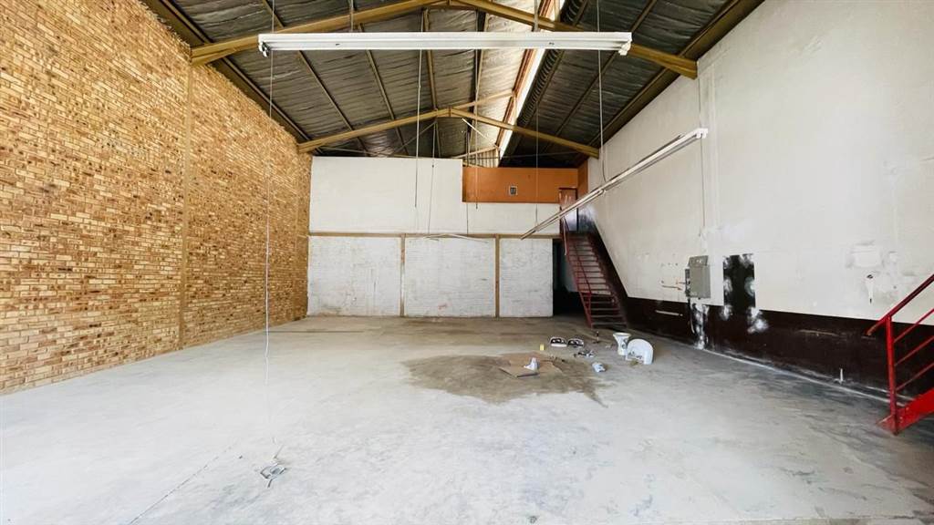 382  m² Industrial space in Stormill photo number 3