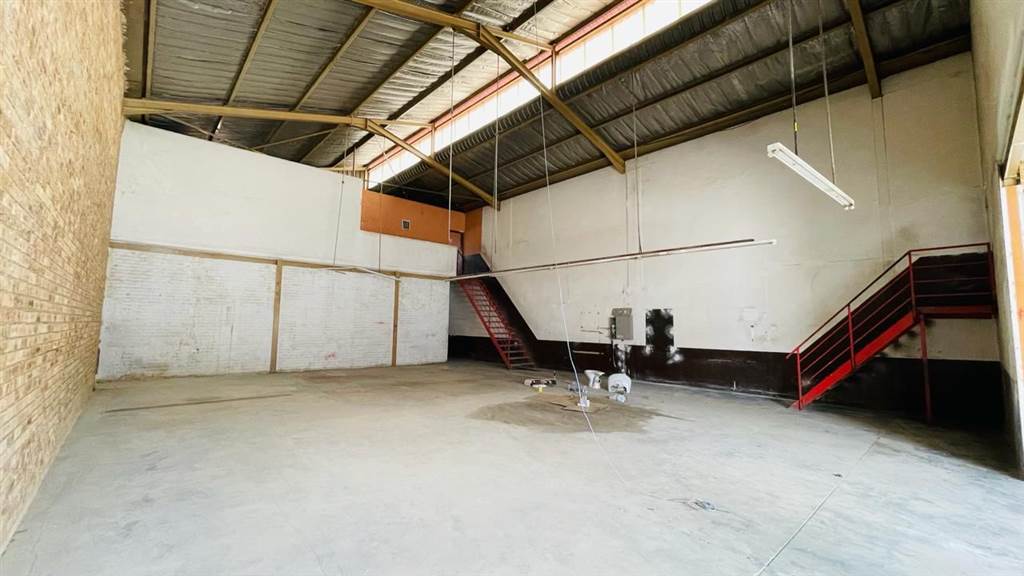 382  m² Industrial space in Stormill photo number 2