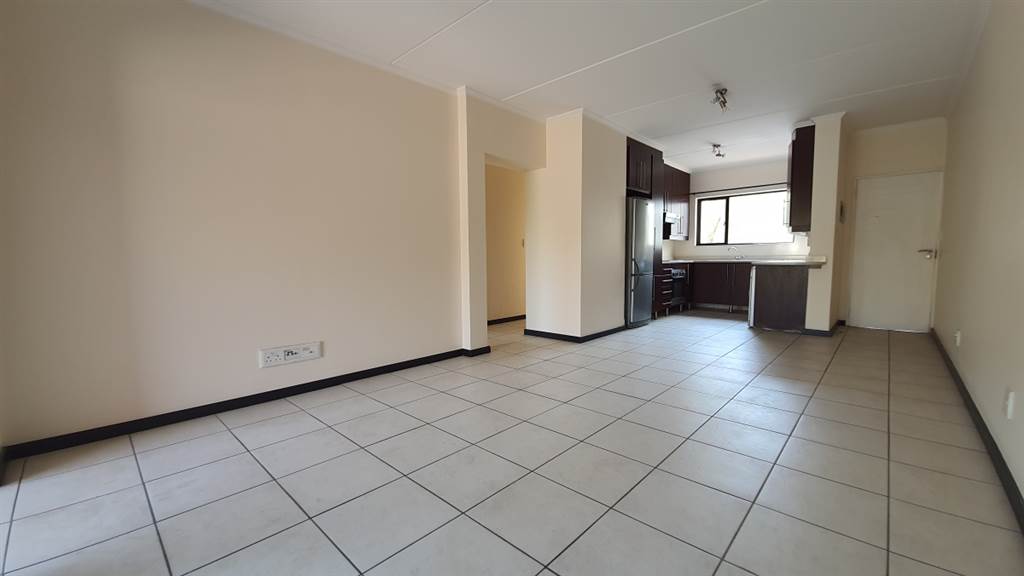 2 Bed Townhouse in Greenstone Hill photo number 4