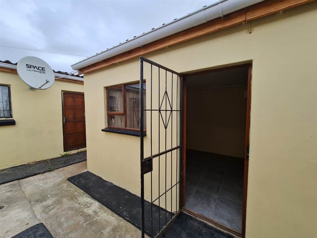8 Bed House in Zwide photo number 11