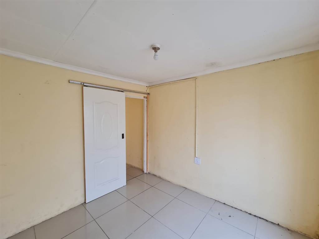 8 Bed House in Zwide photo number 6